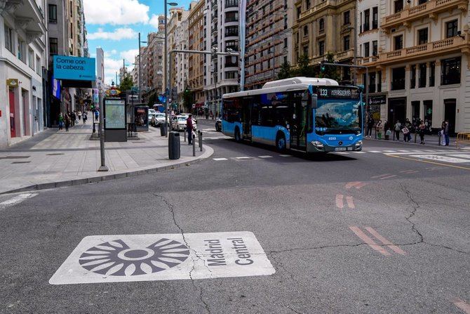 Se contempla la restricción progresiva de la circulación a los vehículos más contaminantes, aquellos que no poseen distintivo ambiental (A), mediante la creación de Madrid Zona de Bajas Emisiones (ZBE).