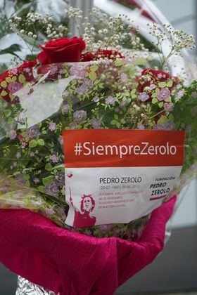 Una ofrenda para recordar al político y activista Pedro Zerolo, en el noveno aniversario de su fallecimiento