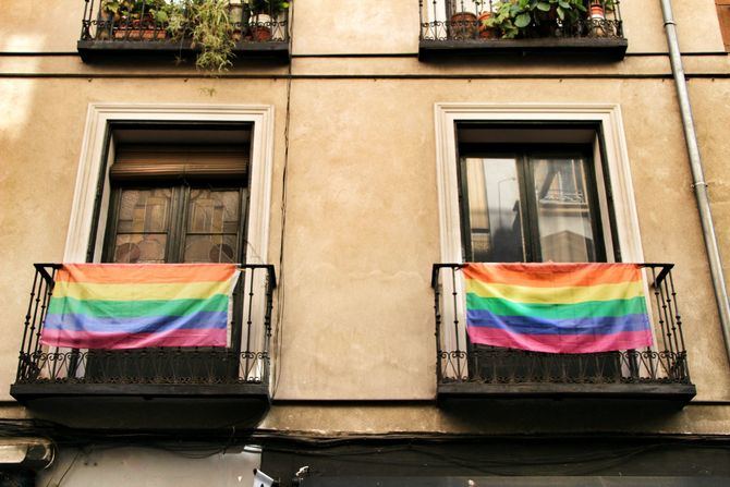 En este nuevo formato, los organizadores invitan a engalanar las casas y los balcones a todos los participantes con los colores del arco iris.