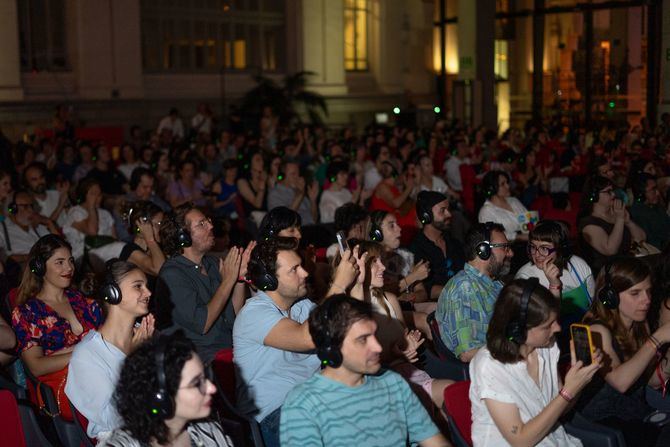 El patio de butacas se compone de 650 sillas con cómodos cojines. La imagen es en alta definición y las películas se escuchan a través de auriculares inalámbricos que garantizan la inmersión y la calidad de la experiencia durante la proyección.