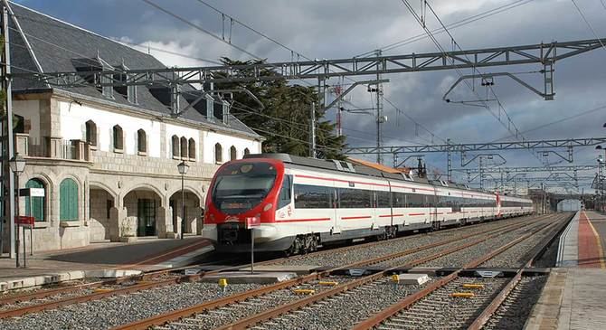 Ante el inicio de las obras del tercer carril de la M-607, los vecinos reclaman el refuerzo del servicio de Cercanías y el aumento de las frecuencias de trenes entre la estación de Colmenar Viejo y la capital, con más intensidad en horas punta.

