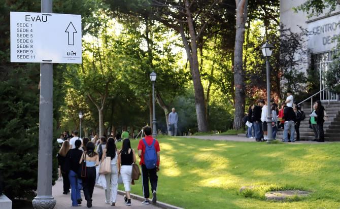 Las seis universidades públicas de la Comunidad que acogen los exámenes esperan un total de 39.244 estudiantes para esta convocatoria ordinaria de la EvAU 2024 en el Distrito Único madrileño, los días 3, 4, 5 y 6 de junio.