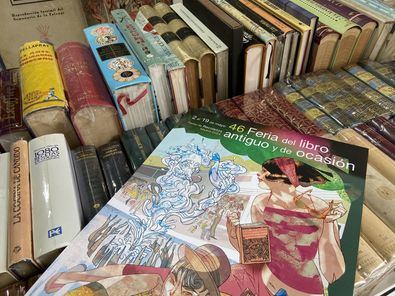 La mayoría de las librerías que participan en esta feria (23) son de Madrid, mientras que cinco proceden de Barcelona, una de Sevilla, otra de Pamplona, una de Granada, una de Salamanca, dos de Segovia, una de Zaragoza, una de Huesca y otra de Valencia.