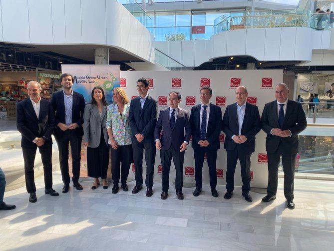 El delegado de Urbanismo, Medio Ambiente y Movilidad, Borja Carabante, junto al concejal de Fuencarral-El Pardo, José Antonio Martínez Páramo, ha visitado este miércoles el piloto instalado, hasta el viernes, junto al Centro Comercial La Vaguada.