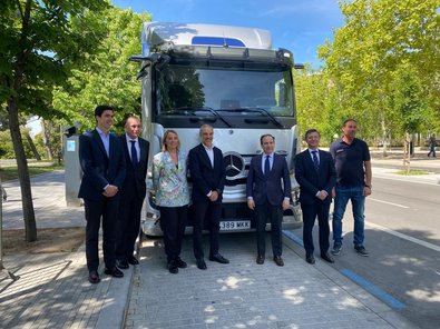 El Ayuntamiento de Madrid apoya un proyecto piloto 100% eléctrico de reparto de paquetería a gran escala, desarrollado por las empresas de transporte y de reparto Lodisna e InPost y la compañía de vehículos comerciales Mercedes-Benz Trucks, con el impulso de Madrid Green Urban Mobility Lab.
