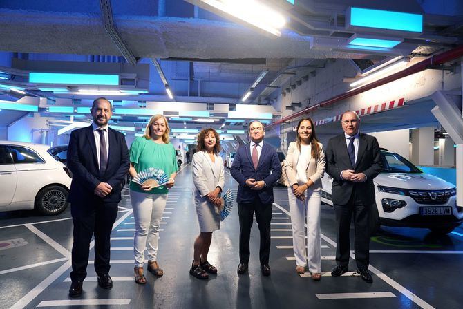 La vicealcaldesa de Madrid, Inma Sanz, y el delegado de Urbanismo, Medio Ambiente y Movilidad, Borja Carabante, y la vicealcaldesa de Nueva York, Meera Joshi, durante su visita al 'hub' de movilidad Canalejas 360.