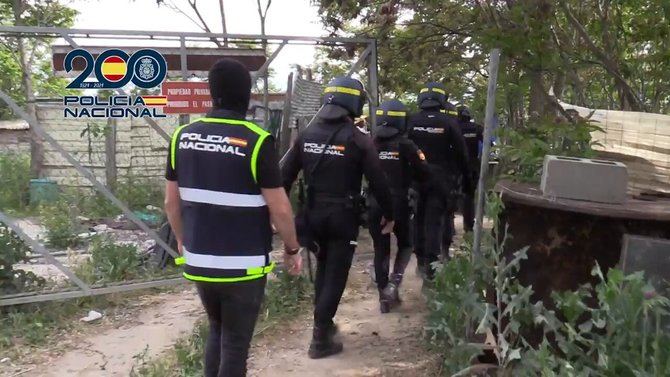 Han sido detenidos los ocho integrantes de la red criminal y durante los registros se han intervenido siete armas de fuego, una máquina para troquelar matrículas y un centenar de “placas limpias”, entre otros efectos, que ocultaban en frigoríficos enterrados en una finca rural.