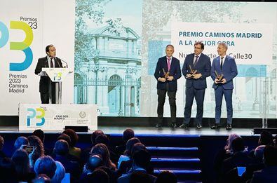 El delegado de Urbanismo, Medio Ambiente y Movilidad del Ayuntamiento de Madrid, Borja Carabante, ha recogido los galardones en la Gala de Premios Caminos Madrid, que se ha celebrado en Florida Park, ubicado en los Jardines del Buen Retiro.