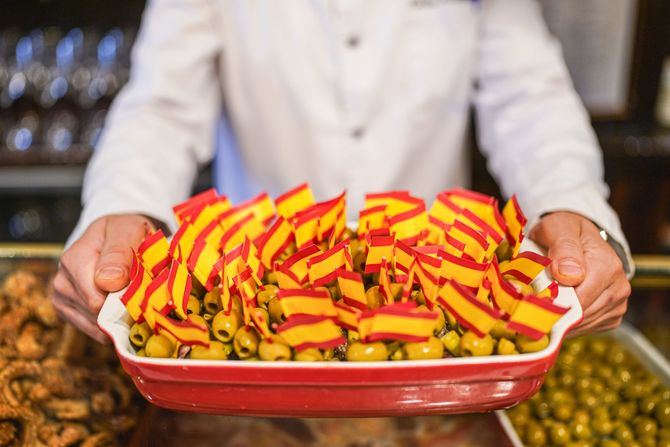 Esta iniciativa gastronómica se une a la de los dulces especiales con los colores de la bandera nacional, elaborados por la Asociación de Empresarios Artesanos del Sector de Pastelería de Madrid (Asempas).