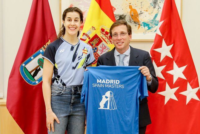 El alcalde de Madrid, José Luis Martinez-Almeida, ha recibido en el Palacio de Cibeles a la deportista Carolina Marín, junto al presidente del Comité Olímpico Español, Alejandro Blanco y el presidente de la Federación Española de Bádminton, Andoni Azurmendi.