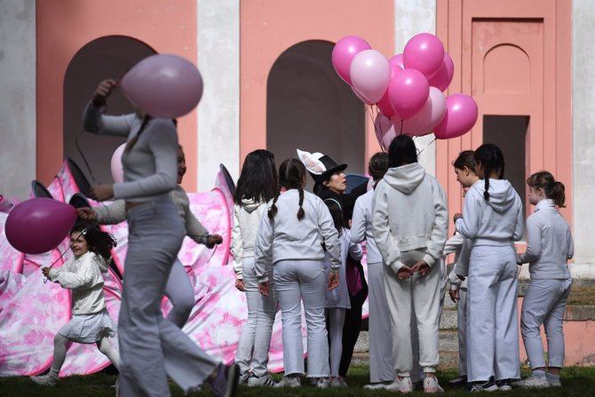 Esta iniciativa educativa forma parte del Plan Integral de Danza anunciado por la presidenta del Ejecutivo autonómico, Isabel Díaz Ayuso, y tiene entre sus objetivos fomentar el conocimiento y la difusión del folclore y la cultura popular, mejorar la motricidad, coordinación y ritmo de los alumnos, combatir la obesidad y descubrir nuevos talentos y vocaciones en esta disciplina.