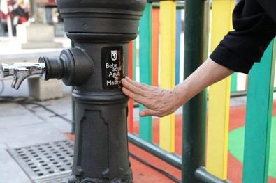 La ciudad también cuenta con la práctica totalidad de las fuentes públicas de agua a disposición de los vecinos para beber e hidratarse: se encuentran operativas más del 92 % de las 2.148 con las que cuenta la capital.