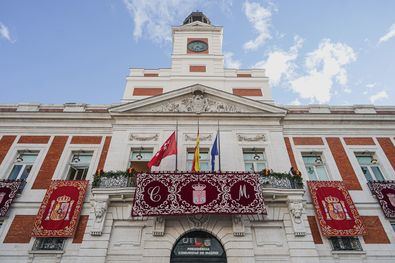 La sede del Gobierno regional tendrá instaladas, desde primera hora de la mañana, dos pantallas gigantes con un tamaño de 6x4 metros cada una, para que el público pueda seguir en directo la retransmisión televisiva de este acto, que se desarrolla en el Congreso de los Diputados y, posteriormente, en el Palacio Real.