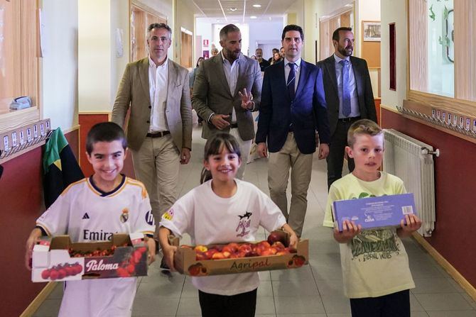 Los consejeros de Medio Ambiente, Agricultura e Interior, Carlos Novillo, y de Educación, Ciencia y Universidades, Emilio Viciana, durante su visita esta primavera al colegio público José Echegaray, ubicado en el distrito de Villa de Vallecas, que ha participado durante dos años consecutivos en este proyecto.