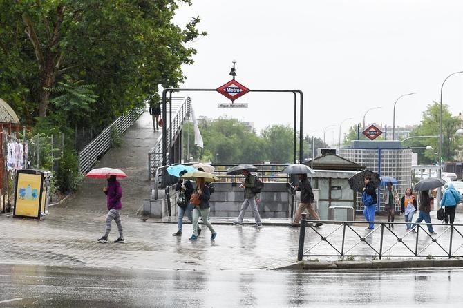 La previsión de la Agencia Estatal de Meteorología (Aemet) en la Comunidad de Madrid para este viernes indica que habrá lluvias o chubascos generalizados, acompañados de tormentas persistentes, y que las temperaturas máximas irán en descenso.