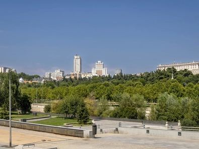 El Ayuntamiento de Madrid ha elegido el Puente del Rey porque 'reúne los requisitos técnicos y de seguridad necesarios, además de ofrecer una de las panorámicas más bellas de la capital, a los pies de la Catedral de la Almudena y del Palacio Real'.