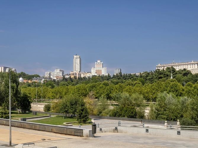 El Ayuntamiento de Madrid ha elegido el Puente del Rey porque 'reúne los requisitos técnicos y de seguridad necesarios, además de ofrecer una de las panorámicas más bellas de la capital, a los pies de la Catedral de la Almudena y del Palacio Real'.