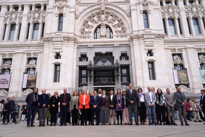 El alcalde de Madrid, José Luis Martínez-Almeida, acompañado de la vicealcaldesa y delegada de Seguridad y Emergencias, Inma Sanz, varios miembros del equipo de Gobierno y representantes de los grupos políticos municipales, ha presidido esta mañana, frente al Palacio de Cibeles.