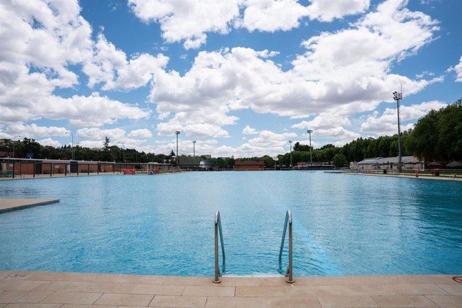 El Ayuntamiento de Madrid mantendrá el precio de las entradas a las piscinas de verano en 4,50 euros, la mitad para jornada parcial. Se podrán comprar hasta seis entradas por persona y se evaluará la implementación de tres turnos en futuros veranos. 