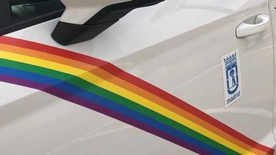No es la primera vez en la que los taxistas se suman a dar visibilidad a causas sociales. En 2023, cambiaron la franja roja habitual por la bandera arcoiris durante el mes del Orgullo.