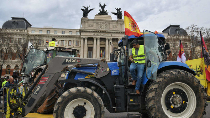 El tráfico y la movilidad en Madrid se verán nuevamente afectados este lunes, 26 de febrero, entre las 9.00 y las 15.00 horas, debido a la presencia de un centenar de tractores y miles de agricultores que accederán a la capital desde Arganda del Rey, para participar en una nueva manifestación en apoyo al sector agrario.