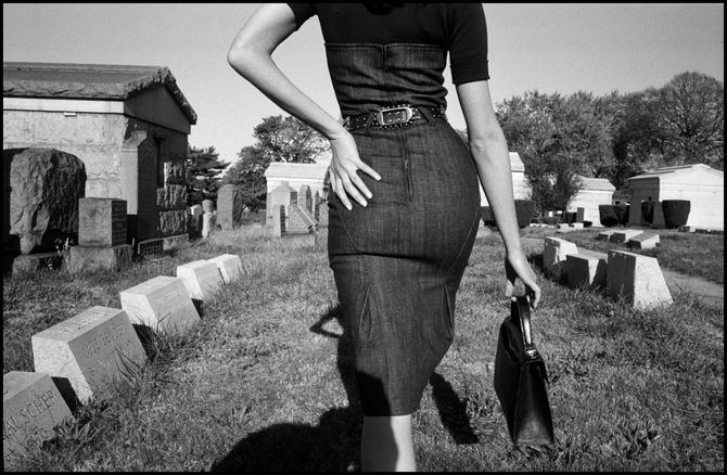 'Sesión fotográfica para Funeral de la Mafia'. Queens, Nueva York, EE.UU. Bruce Gilden / Magnum Photos 2005.