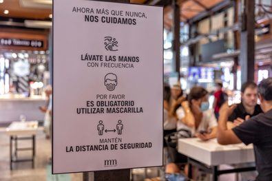 El Mercado de San Miguel abre de nuevo sus puertas para continuar ofreciendo a ciudadanos y visitantes una de las mejores propuestas gastronómicas de la capital, con todas las garantías de seguridad e higiene.