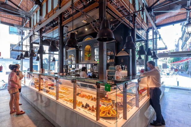 El Mercado de San Miguel fue pionero en Madrid en instaurar el nuevo concepto de mercados gastronómicos que han dado un impulso y han contribuido a reactivar la vida de estos espacios comerciales tradicionales. 