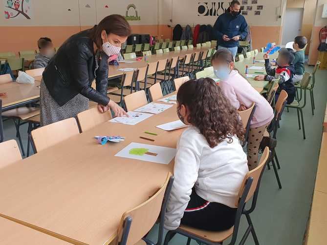 El programa pretende facilitar la conciliación familiar y ofrece una alternativa a los padres para el cuidado de sus hijos en los días laborales no lectivos.