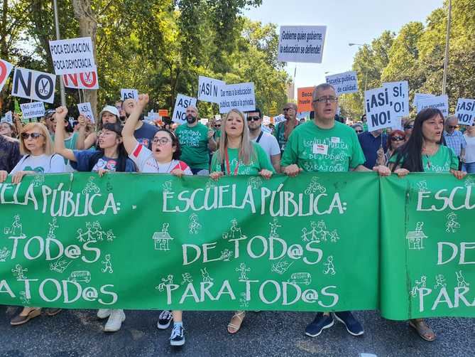 La concentración se ha iniciado este lunes y se mantendrá todas las semanas, de lunes a jueves, hasta que el Gobierno regional 'reaccione y aumente el presupuesto para gasto educativo, lo que implica, entre otras medidas, ampliar plantillas, reducir ratios, reducir el horario lectivo