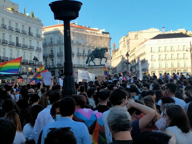 Los manifestantes han reclamado al colectivo LGTBI pasar a la insurrección: 'No queremos más desfiles, queremos barricadas'.