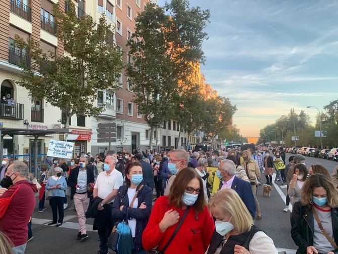 La presencia de vecinos de los distritos del centro de la capital en la calles como forma de protesta contra lo que consideran un crecimiento sin control del espacio público es constante desde principios de 2021. En la imagen superior, una de las últimas manifestaciones en el distrito de Retiro.