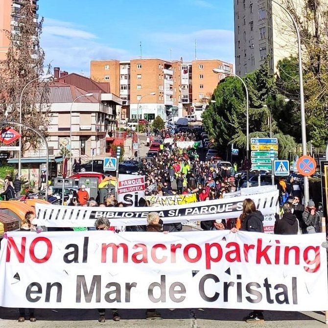 El pasado fin de semana, una veintena de colectivos ciudadanos de Hortaleza se echaron a la calle en una manifestación contra la 'fiebre de aparcamientos' en el distrito que contó una gran afluencia de vecinos de todos los rincones del distrito y el apoyo de otros barrios de la capital.