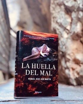 Desde su publicación, en 2019, 'La huella del mal' ha sido aclamada por la crítica y los lectores. La trama se centra en un macabro descubrimiento durante una visita escolar a Atapuerca, donde un joven encuentra el cadáver de una chica, colocado de forma ritual.