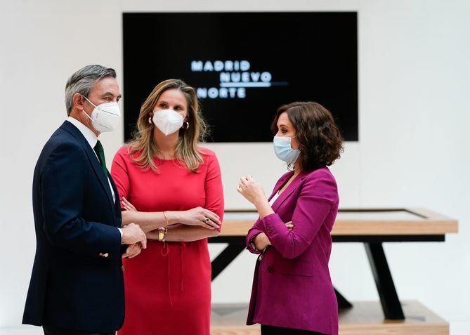 Al acto de presentación de la misma, celebrado en el edificio de la Puerta del Sol, han acudido la presidenta de la Comunidad, Isabel Díaz Ayuso, la consejera de Medio Ambiente, Ordenación del Territorio y Sostenibilidad, Paloma Martín, y el presidente de Distrito Castella Norte, Álvaro Aresti.