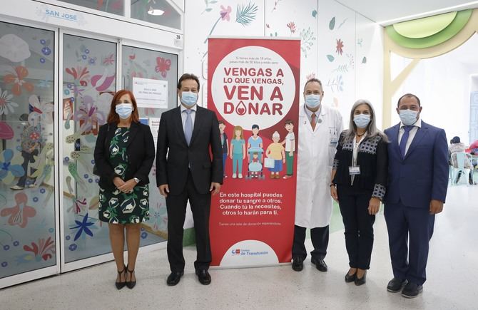 La Comunidad de Madrid ha retomado los maratones de donación de sangre en hospitales, después de año y medio suspendidos debido a las restricciones por la pandemia. La campaña, bajo la coordinación del Centro de Transfusión de la Comunidad y el lema 'Vuelve nuestra mejor obra', se lleva a cabo en 21 hospitales madrileños, hasta casi la llegada de las navidades.