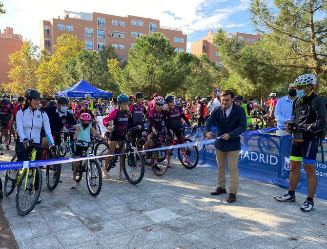 El concejal del distrito de Carabanchel, Álvaro González, daba este domingo la salida a la Marcha Ciclista por el Medioambiente organizada por la junta municipal.