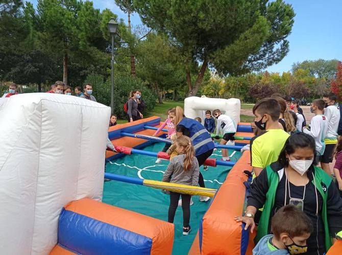 Los 400 participantes han podido revisar el estado de sus bicicletas en el taller instalado en el recinto de meta, así como disfrutar de una comida popular con animación musical e infantil.