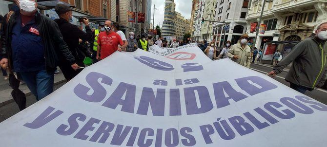 La concentración, convocada por la Mesa en Defensa de la Sanidad Pública de Madrid (MEDSAP) Marea Blanca, ha tenido lugar de 12.00 a 14.00 horas, en la plaza de Callao, bajo el lema 'Ayuso & CIA dan la estocada a la Sanidad Pública'. 
