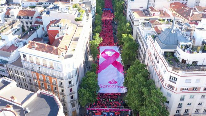 30.000 mujeres y un lazo rosa de dimensiones gigantescas han inundado las calles del centro de la capital