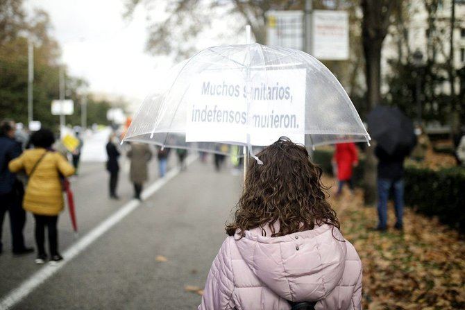 Organizaciones sanitarias, como Sanitarios Necesarios o SummAT (SUMMA 112-Asamblea de Trabajadores), así como los sindicatos UGT, CCOO o CGT, han coordinado esta marcha, en la que se han podido leer pancartas con los lemas 'La Sanidad no se vende, se defiende', 'No más recortes', o 'Cuida a quien te cuida',