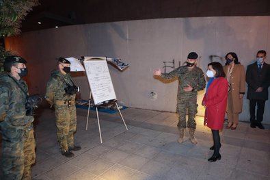 La ministra de Defensa, Margarita Robles, visita al personal de las Fuerzas Armadas responsable de las labores de desinfección en el Centro de Mayores Príncipe de Asturias en Ciudad Lineal.