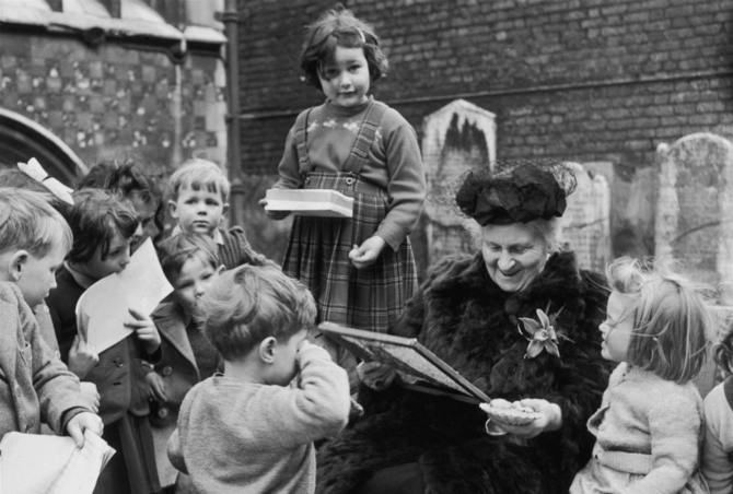 Montessori quería transmitir a los niños, por encima de todo, el sentimiento de que podían actuar y pensar sin depender constantemente de los adultos, de tal forma que aprendieran a ser curiosos, creativos y a pensar por sí mismos.