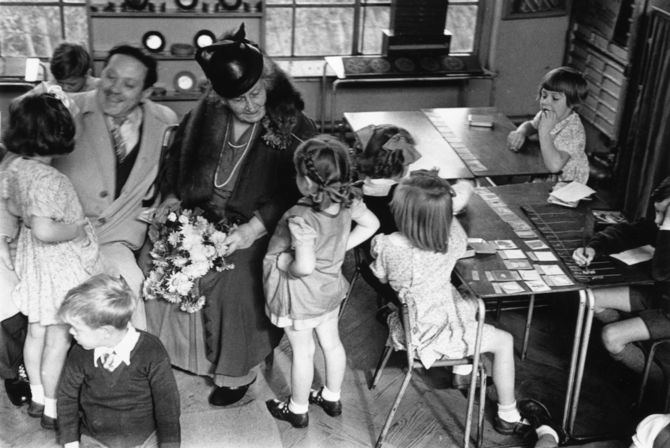 María Montessori pertenece al movimiento de la llamada Escuela Nueva. Para estos pedagogos, el aprendizaje estaba basado en la actividad del propio niño a través del juego, y partía de sus propios intereses y necesidades. 