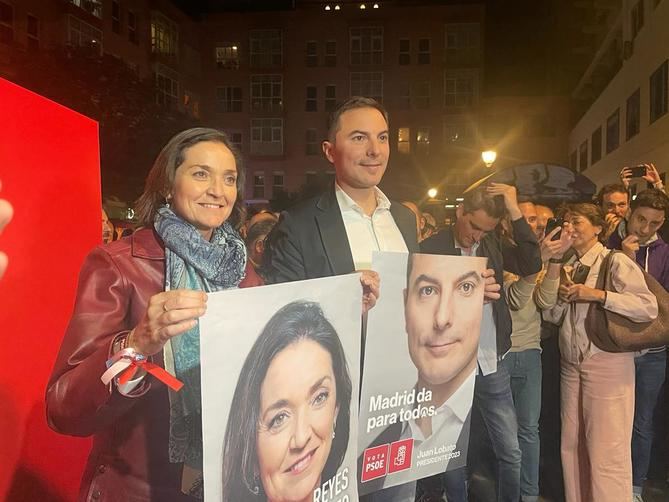 Los candidatos del PSOE a la Presidencia de la Comunidad de Madrid y a la Alcaldía de Madrid, Juan Lobato y Reyes Maroto, han iniciado su campaña con una pegada simbólica de carteles en el barrio de Chueca.