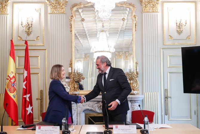 La consejera de Cultura, Turismo y Deporte de la Comunidad de Madrid, Marta Rivera de la Cruz, y el presidente de la Cámara de Comercio, Industria y Servicios, Ángel Asensio, han ratificado hoy el convenio por el que se designa a esta entidad como colaboradora para la gestión de este programa.