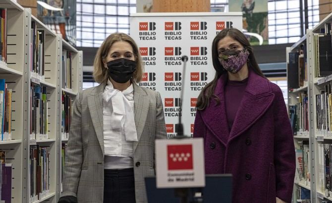 La consejera de Cultura y Turismo, Marta Rivera de la Cruz, ha presentado el estudio Hábitos de Lectura y Compra de Libros en la región en 2020, durante su visita a la Biblioteca Pública Elena Fortún. Durante el acto, en el que ha estado acompañada por la escritora Espido Freire.