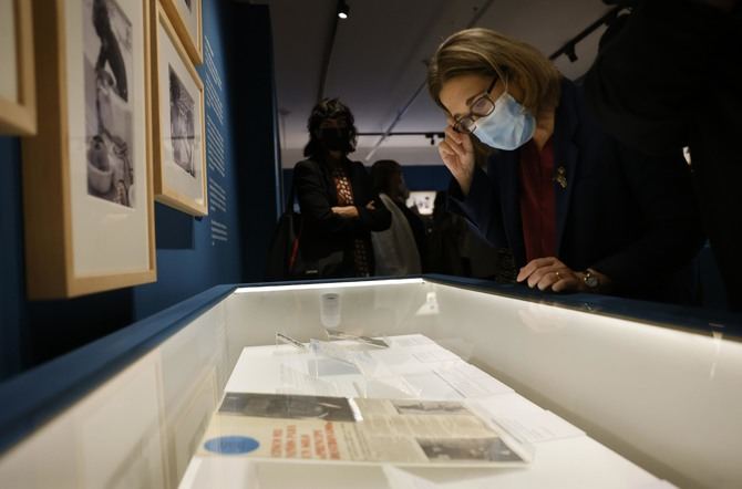 La muestra se compone de fondos de la Fundación Miguel Delibes de Valladolid y  reúne manuscritos originales, libros de su biblioteca personal, correspondencia con los directores de las películas y obras de teatro basadas en sus textos o fotografías originales, entre otros.