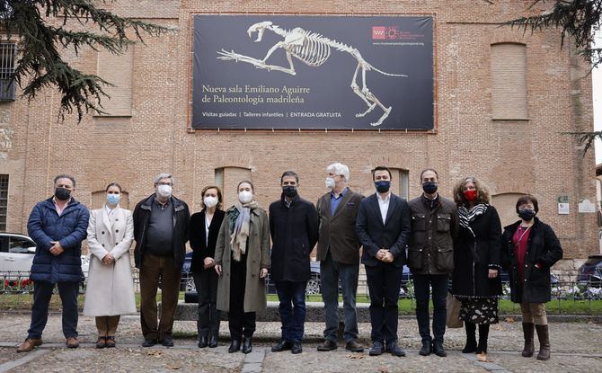 La consejera de Cultura, Turismo y Deporte de la Comunidad de Madrid, Marta Rivera de la Cruz, ha inaugurado estas nuevas instalaciones, acompañada de la directora general de Patrimonio Cultural, Elena Hernando; del director del Museo Arqueológico Regional, Enrique Baquedano, y del profesor de Investigación del CSIC y asesor científico del nuevo espacio, Jorge Morales.