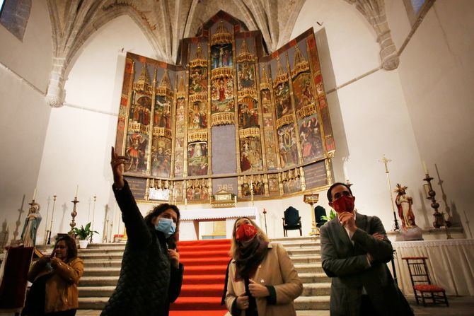 La Parroquia de la Asunción de Nuestra Señora, construida entre los siglos XV y XVI, tiene en su presbiterio una de las joyas de la arquitectura gótica de la Comunidad de Madrid: el Retablo Mayor, en madera dorada y policromada. Este magnífico retablo del siglo XV es de estilo hispano flamenco y se le atribuye al maestro de Robledo de Chavela, Antonio del Rincón.